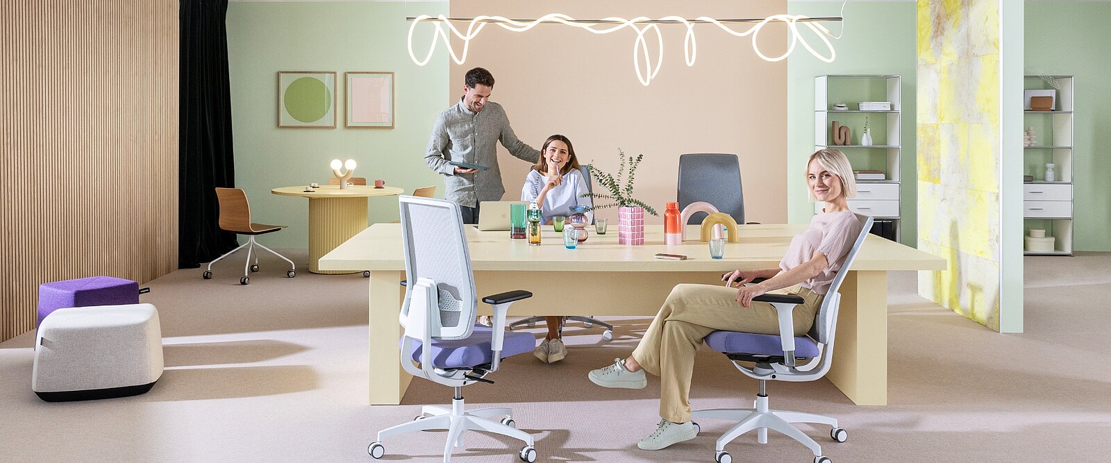 Perfetta per postazioni di lavoro flessibili, si adatta automaticamente.